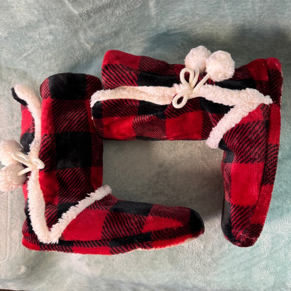 Soft & Cozy Womens Buffalo Plaid Slipper Boots Medium Red Black Sherpa Pom Poms